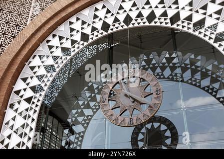 MARRAKECH, MAROCCO, 20 APRILE 2023, moderno edificio orientale della stazione ferroviaria centrale di Marrakech, Marocco, Africa Foto Stock