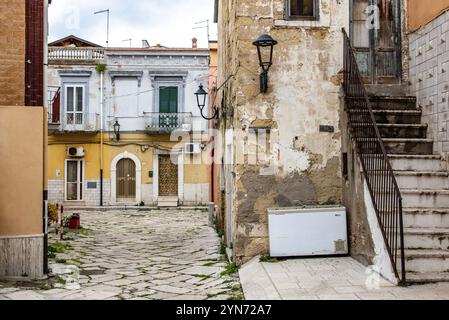 Vicolo abbandonato e case vuote a Lesina, una piccola città del Gargano, Italia meridionale Foto Stock