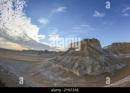 Il sole del tardo pomeriggio getta ombre sulle rocce nel deserto bianco libico, Farafra, Egitto, Africa Foto Stock