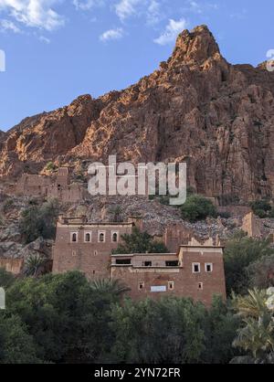 Bellissimo piccolo villaggio Oumesnat con case in argilla nelle montagne anti-Atlante del Marocco Foto Stock