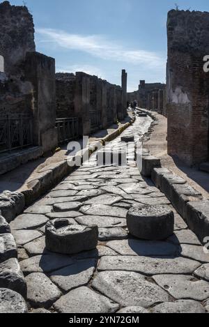 Un incrocio di una tipica strada romana in un'antica città romana Foto Stock