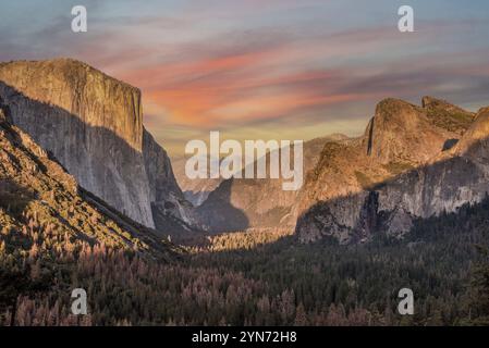 Tramonto panoramico sulla Yosemite Valley dal Tunnel View Point, USA, Nord America Foto Stock