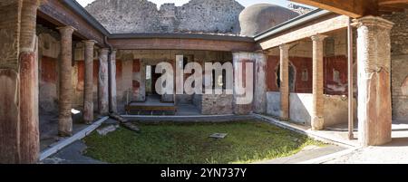 POMPEI, ITALIA, 4 MAGGIO 2022, cortile in una tipica villa romana dell'antica Pompei, Italia meridionale Foto Stock