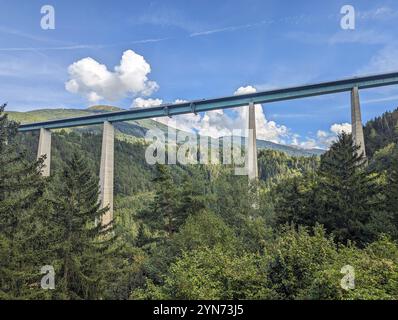 L'iconico ponte europeo della famosa autostrada del Brennero che attraversa le alpi e conduce in Italia, situato in Austria Foto Stock