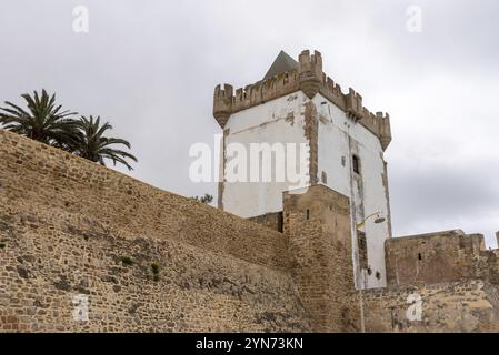 Torre medievale Borj al Khamra nel centro della città di Asilah, Marocco, Africa Foto Stock