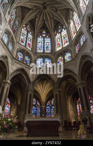 PARIGI, FRANCIA, 13 MAGGIO 2022, altare di una chiesa gotica a Parigi, Francia, Europa Foto Stock