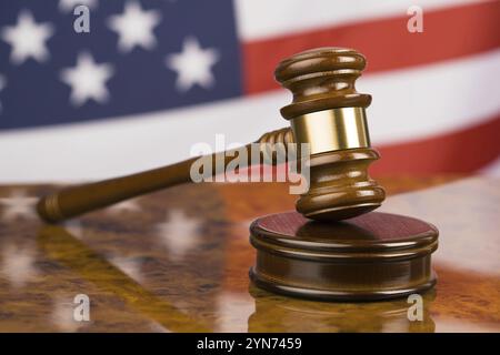 Martelletto di un giudice e bandiera degli Stati Uniti, martelletto d'asta, USA, giurisdizione, asta, studio legale di registrazione, Stati Uniti, Nord America Foto Stock