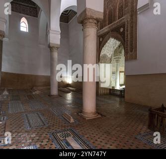 MARRAKECH, MAROCCO, 19 APRILE 2023, decorazione orientale delle famose tombe saadiane nel centro di Marrakech, Marocco, Africa Foto Stock