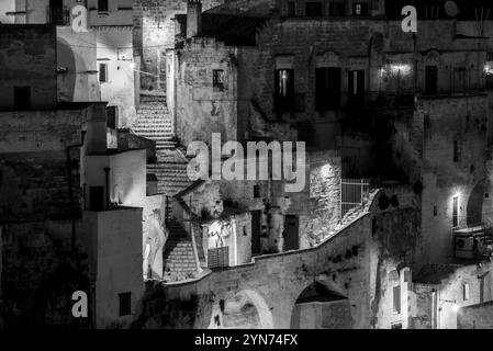 Skyline panoramico dei Sassi di Matera di notte, Italia, Europa Foto Stock