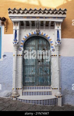 Porta in legno di colore blu vivace nel centro di Chefchaouen, Marocco, Africa Foto Stock