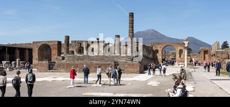 POMPEI, ITALIA, 4 MAGGIO 2022, famosa vista del foro dell'antica Pompei, il vulcano Vesuvio sullo sfondo, Italia meridionale Foto Stock