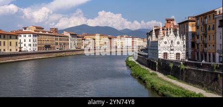 Antiche e pittoresche case sul lungomare dell'Arno a Pisa, in Italia, la chiesetta di Santa Maria della spina in primo piano, in Europa Foto Stock
