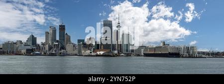 AUCKLAND, NUOVA ZELANDA, 24 GENNAIO 2023, Vista panoramica dello skyline di Auckland dal mare, nuova Zelanda, Oceania Foto Stock