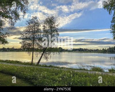 Cielo panoramico sopra il lago di Bad Bayersoien nelle Alpi bavaresi, Germania, Europa Foto Stock