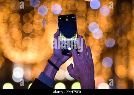 Parigi, Francia. 24 novembre 2024. Gli appassionati di Natale assistono alla presentazione degli Champs Elysees Christmas Lights a Parigi, il 24 novembre 2024. Foto di Firas Abdullah/ABACAPRESS. COM credito: Abaca Press/Alamy Live News Foto Stock