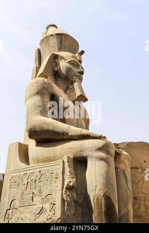 Enorme statua del faraone Ramses III seduto nel tempio di Karnak, Egitto, Africa Foto Stock