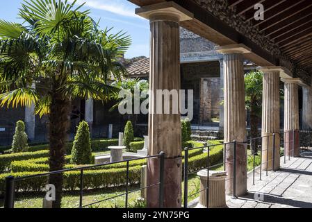 POMPEI, ITALIA, 4 MAGGIO 2022, cortile in una tipica villa romana dell'antica Pompei, Italia meridionale Foto Stock