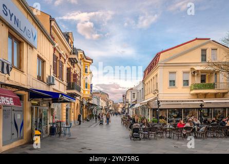 Bitola, Macedonia del Nord - 16 marzo 2024: Shirok Sokak con persone nei caffè sul marciapiede nel pomeriggio. Shirok Sokak è una strada pedonale molto trafficata e Foto Stock