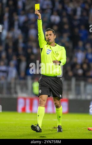 24 novembre 2024, Moreira De CÃ³Negos, GuimarÃ£ES, Portogallo: TIAGO MARTINS arbitro della partita mostrando cartellino giallo a DINIS PINTO del Moreirense FC durante la partita di Coppa del Portogallo 2024/25 tra Moreirense FC e FC Porto al EstÃ¡dio Comendador Joaquim de Almeida Freitas il 19 ottobre 2024 a Moreira de CÃ³negos, Portogallo. (Credit Image: © Miguel Lemos/ZUMA Press Wire) SOLO PER USO EDITORIALE! Non per USO commerciale! Foto Stock