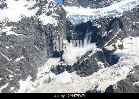 Immagine dettagliata di una valanga a partire dal Monte Sefton, Parco Nazionale del Monte Cook, Isola Sud della Nuova Zelanda Foto Stock