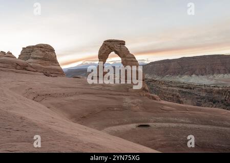 Alba su delicate Arch nell'Arches National Park, Stati Uniti, Nord America Foto Stock