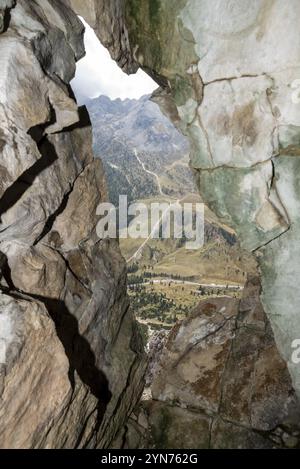 Da una scappatoia si possono ammirare i tunnel del Monte Lagazuoi, costruiti durante la prima guerra mondiale, le Alpi dolomitiche del Tirolo meridionale Foto Stock