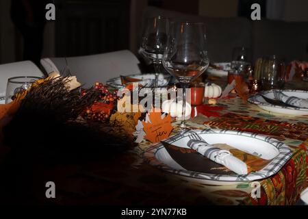 Un tavolo da pranzo amichevole preparato prima dell'arrivo degli ospiti Foto Stock