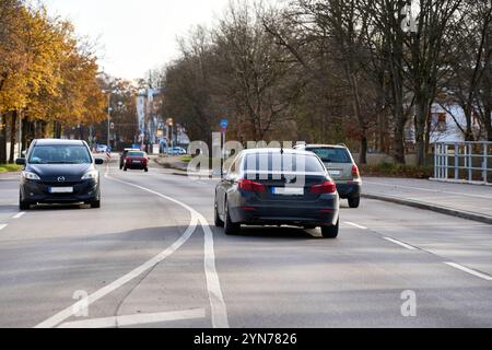 Augusta, Baviera, Germania - 24 novembre 2024: Traffico su una strada della città di Augusta con auto in direzioni diverse *** Verkehr auf einer Straße in der Stadt Augsburg mit Autos in verschiedenen Richtungen Foto Stock