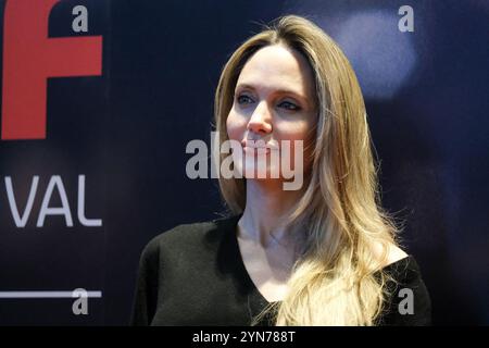 Torino, Italia. 24 novembre 2024. Angelina Jolie partecipa al call fotografico durante il 42° Torino Film Festival presso l'Aula Magna Cavallerizza reale di Torino. Credito: SOPA Images Limited/Alamy Live News Foto Stock