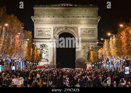 Parigi, Francia. 24 novembre 2024. Gli appassionati di Natale assistono alla presentazione degli Champs Elysees Christmas Lights a Parigi, il 24 novembre 2024. Foto di Firas Abdullah/ABACAPRESS. COM credito: Abaca Press/Alamy Live News Foto Stock