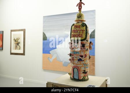 Elementi decorativi esposti a Feria Arte 2024, un evento espositivo di antiquariato, gallerie d'arte e collezionismo, all'IFEM IFEMA di Madrid, 24 novembre Spagna Foto Stock