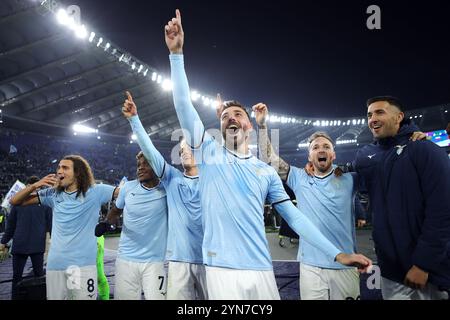 Roma, Italia. 24 novembre 2024. I giocatori della Lazio celebrano la vittoria al termine del campionato italiano di serie A tra SS Lazio e Bologna FC il 24 novembre 2024 allo Stadio Olimpico di Roma. Crediti: Federico Proietti / Alamy Live News Foto Stock