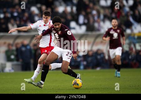 Torino, Italia. 24 novembre 2024. Saul Coco del Torino FC gareggiano per il pallone con Alessandro bianco dell'AC Monza durante la partita di serie A tra Torino FC e AC Monza. Crediti: Nicolò campo/Alamy Live News Foto Stock