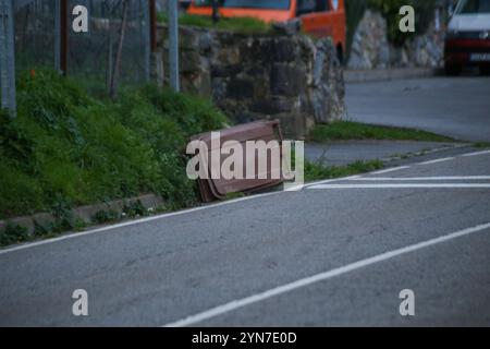 Felechosa, Spagna. 24 novembre 2024. Un bidone della spazzatura si ribaltò sulla strada durante l'allarme arancione per il vento a causa della tempesta Bert, il 24 novembre 2024, a Felechosa, in Spagna. (Foto di Alberto Brevers/Pacific Press) credito: Pacific Press Media Production Corp./Alamy Live News Foto Stock