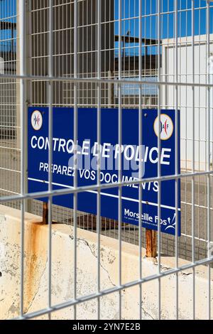 Marsiglia, Francia - 24 novembre 2024: Cartello di controllo della polizia all'ingresso del porto di Marsiglia dice alla gente di preparare i propri documenti per l'inspec Foto Stock