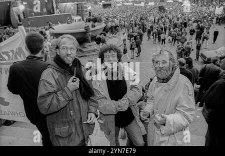 Journalisten Deutschland, Berlino, 09.11.1991, Stefan Berg mit seinen Holländern, Demo zum 9. Novembre -Reichskristallnacht- Abschlußkundgebung im Lustgarten, Â *** giornalisti Germania, Berlino, 09 11 1991, Stefan Berg con i suoi olandesi, manifestazione per il 9 novembre Reichskristallnacht chiusura rally nel Lustgarten , Â Foto Stock