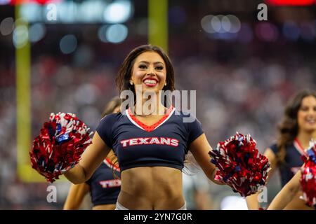 Cypress, Texas, Stati Uniti. 24 novembre 2024. Le cheerleader texane ballano durante il timeout della partita degli Houston Texans e dei Tennessee Titans all'NRG Stadium di Houston. (Credit Image: © Domenic Grey/ZUMA Press Wire) SOLO PER USO EDITORIALE! Non per USO commerciale! Crediti: ZUMA Press, Inc./Alamy Live News Foto Stock