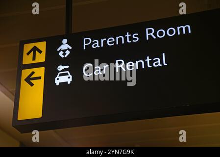 Segnaletica aeroportuale per la camera dei genitori e il noleggio auto Foto Stock