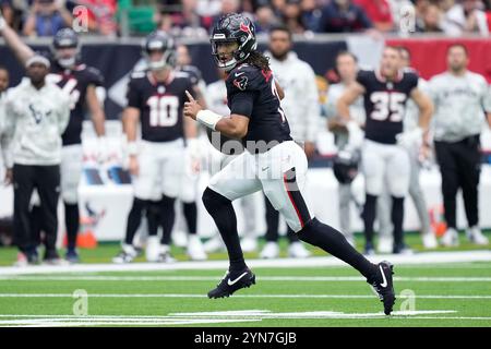 Houston, Texas domenica 24 novembre 2024. Il quarterback degli Houston Texans C.J. Stroud (7) si scontrò durante il secondo quarto contro i Tennessee Titans all'NRG Stadium di Houston, Texas, domenica 24 novembre 2024. Foto di Kevin M. Cox/UPI credito: UPI/Alamy Live News Foto Stock