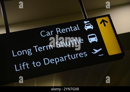 Segnaletica aeroportuale per altre opzioni di trasporto dopo l'arrivo Foto Stock