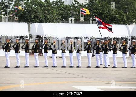 Bangkok, Thailandia. 24 novembre 2024. I cadetti ufficiali non commissionati dei tre rami delle forze armate reali tailandesi mostrano uno spettacolo Muay Thai, un'esercitazione fantasiosa e un antico spettacolo di combattimento militare, prima delle prove per la parata e la cerimonia di giuramento delle guardie reali nel 2024 presso i terreni del Palazzo Dusit. Oggi è la prima prova per garantire la prontezza, la forza e la completezza della sequenza della cerimonia prima della cerimonia vera e propria di martedì 3 dicembre 2024. Crediti: ZUMA Press, Inc./Alamy Live News Foto Stock