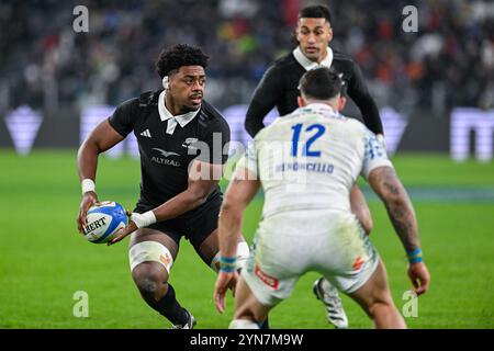 Torino, Italia. 23 novembre 2024. Torino, Italia - 23 novembre: Rugby - partita delle Autumn Nations Series 2024 tra Italia e nuova Zelanda allo Stadio Allianz il 23 novembre 2024 a Torino. Peter Lakai New Zealand vs 12 Tommaso Menoncello Italia (foto di Tonello Abozzi/Pacific Press) crediti: Pacific Press Media Production Corp./Alamy Live News Foto Stock