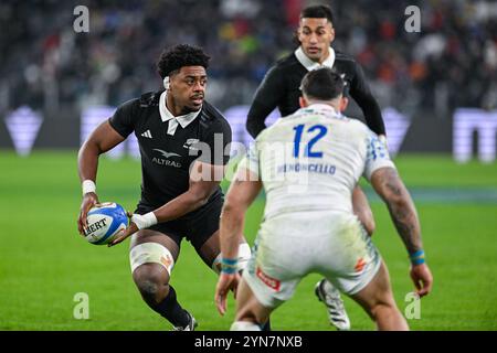 Torino, Italia, Italia. 23 novembre 2024. Torino, Italia - 23 novembre: Rugby - partita delle Autumn Nations Series 2024 tra Italia e nuova Zelanda allo Stadio Allianz il 23 novembre 2024 a Torino. Peter Lakai New Zealand vs 12 Tommaso Menoncello Italia (immagine di credito: © Tonello Abozzi/Pacific Press via ZUMA Press Wire) SOLO PER USO EDITORIALE! Non per USO commerciale! Foto Stock