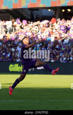 Orlando, Florida, Stati Uniti. 24 novembre 2024. L'attaccante n. 11 dell'Orlando City SC MARTIN OJEDA riceve un pallone durante la semifinale di playoff della MLS contro l'Atlanta United. Orlando City SC ha ospitato l'Atlanta United all'Inter & Co Stadium di Orlando, Florida. L'Orlando City SC sconfisse l'Atlanta United per 1-0. (Credit Image: © Richard Dole/ZUMA Press Wire) SOLO PER USO EDITORIALE! Non per USO commerciale! Crediti: ZUMA Press, Inc./Alamy Live News Foto Stock