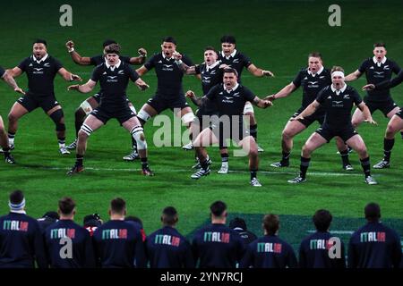 Torino, Italia. 23 novembre 2024. Gli All Blacks neozelandesi eseguono l'Haka durante l'Autumn Nations Series 2025 match tra Italia e nuova Zelanda (All Blacks) all'Allianz Stadium. Punteggio finale Italia 11 | 29 nuova Zelanda Credit: dpa/Alamy Live News Foto Stock