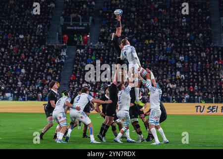 Torino, Italia. 23 novembre 2024. Patrik Tuipulotu della nuova Zelanda prende una palla line out durante l'Autumn Nations Series 2025 match tra Italia e nuova Zelanda (All Blacks) all'Allianz Stadium. Punteggio finale Italia 11 | 29 nuova Zelanda Credit: dpa/Alamy Live News Foto Stock