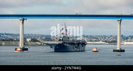 La nave d'assalto anfibio classe WASP USS Boxer (LHD 4) naviga sotto il ponte Coronado mentre la nave transita nella baia di San Diego, il 24 novembre 2024. I marinai assegnati alla Boxer e imbarcarono i Marines assegnati alla 15th Marine Expeditionary Unit tornarono a casa a San Diego dopo un dispiegamento di cinque mesi nelle aree operative della 7th e della 3rd Fleet. (Foto della Marina degli Stati Uniti di Donita Burks, specialista della comunicazione di massa di seconda classe) Foto Stock