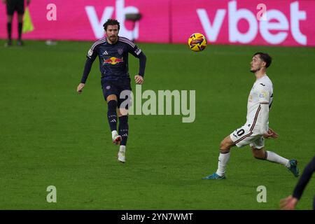 Swansea, Regno Unito. 24 novembre 2024. Joe Rothwell di Leeds Utd ha un tiro in porta. Partita del campionato EFL Skybet, Swansea City contro Leeds Utd allo Stadio Swansea.com di Swansea, Galles, domenica 24 novembre 2024. Questa immagine può essere utilizzata solo per scopi editoriali. Solo per uso editoriale, foto di Andrew Orchard/Andrew Orchard fotografia sportiva/Alamy Live news credito: Andrew Orchard fotografia sportiva/Alamy Live News Foto Stock