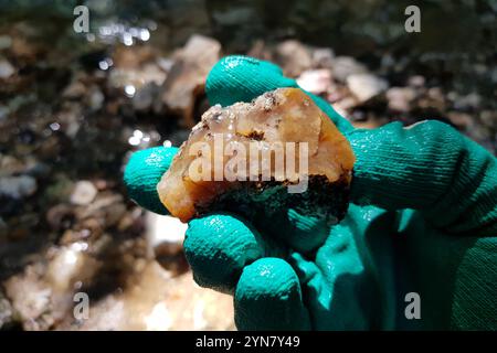 Frammento di Chalcedony trovato in un ruscello, ricerca di minerali, Russia Foto Stock