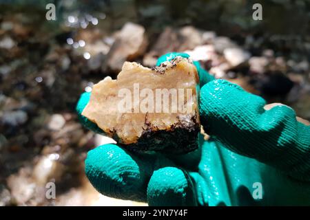 Frammento di Chalcedony trovato in un ruscello, ricerca di minerali, Russia Foto Stock